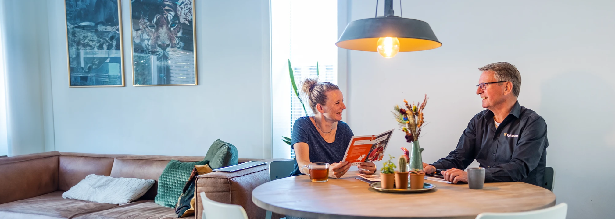 Adviseur_Marleen_aan_tafel_header-1
