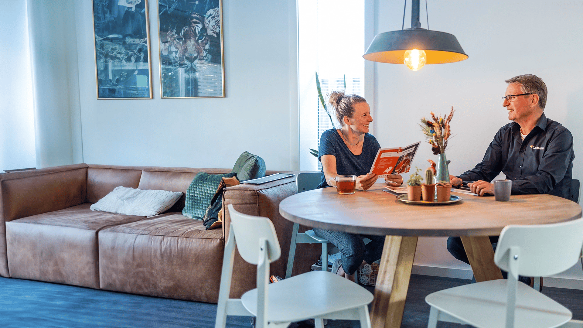 Adviseur_Marleen_aan_tafel_header