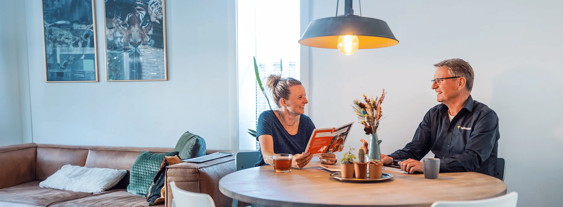 Adviseur_Marleen_aan_tafel_header1