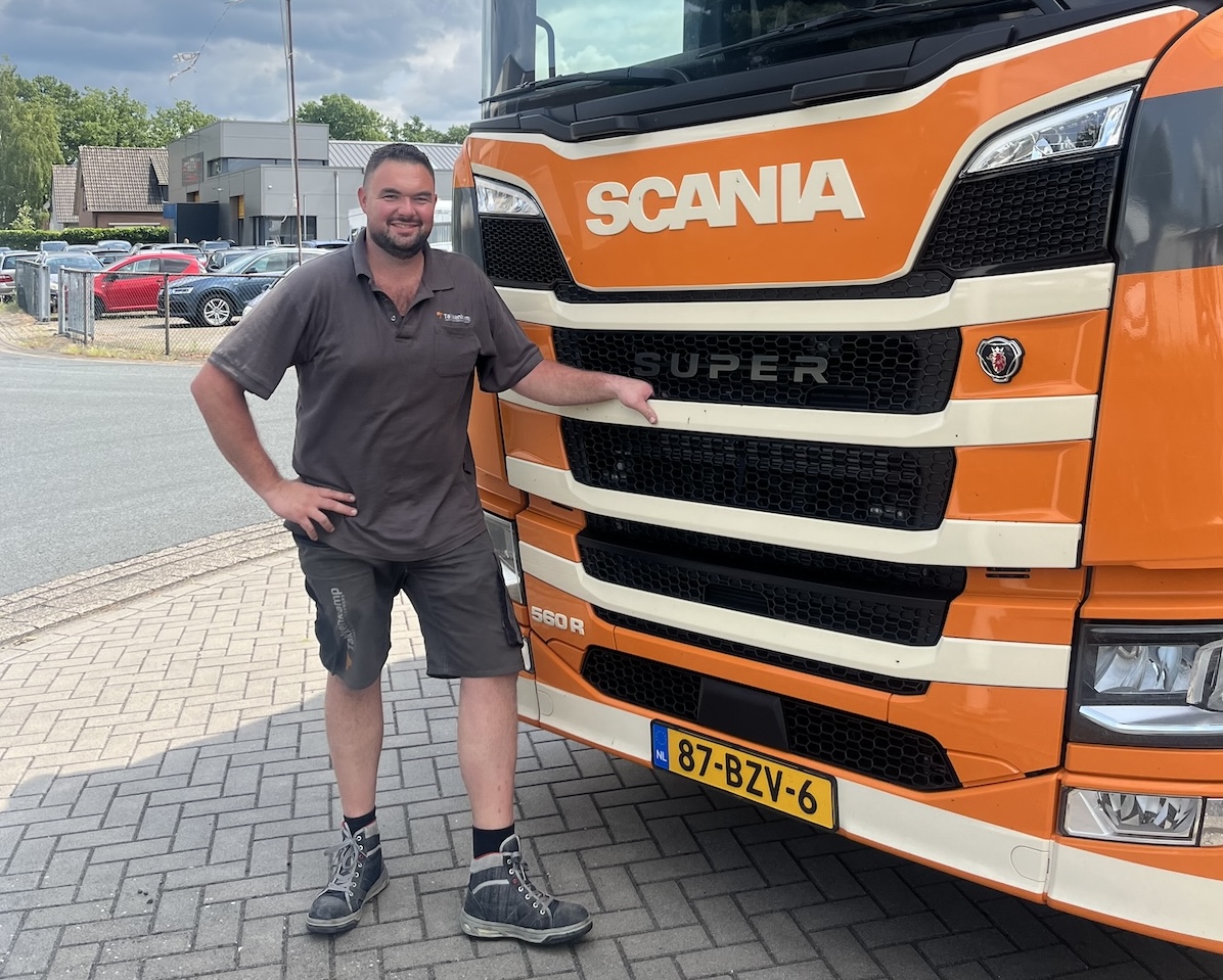 Peter Lepping bij vrachtwagen Takkenkamp Scania