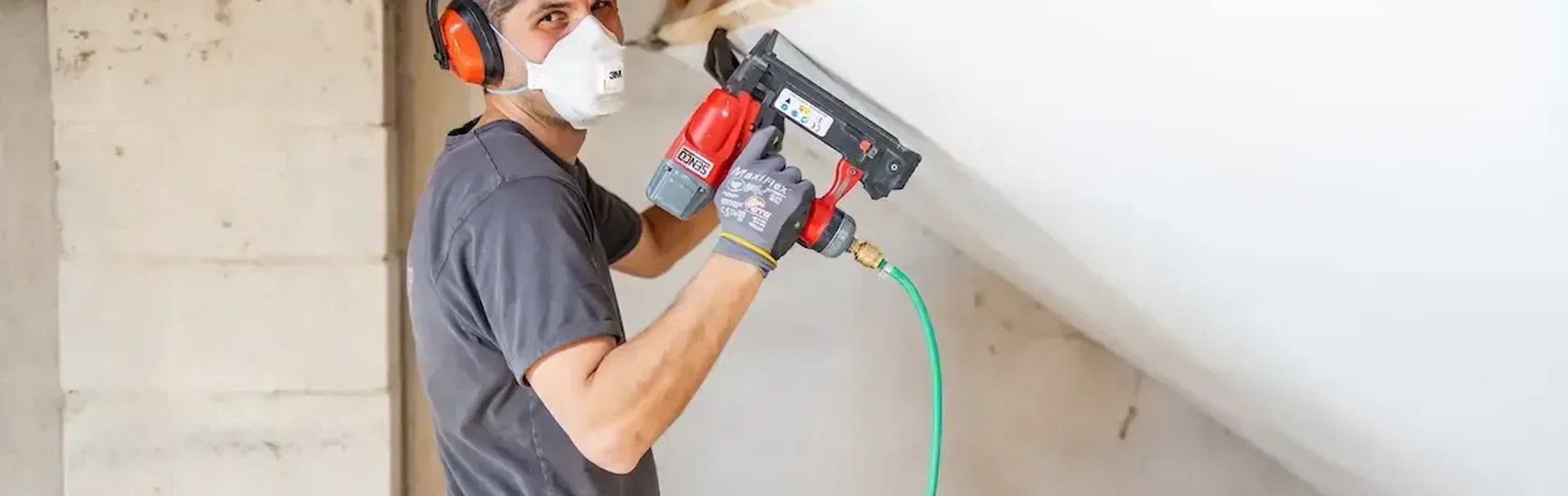 Vakman van Takkenkamp aan het werk